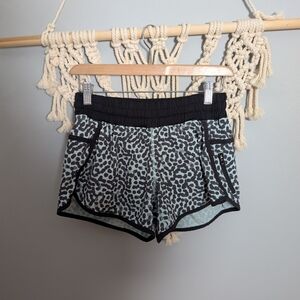 lululemon athletica Tracker Shorts Size 6 Blue Black Lined Gym Fitness Yoga